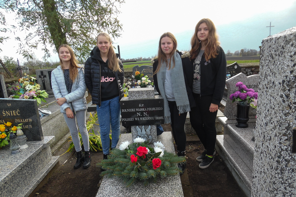 harcerze pamitaj o grobach onierskich na cmentarzu parafialnym